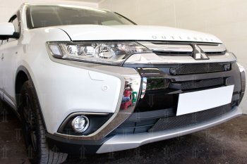 8 649 р. Защитная сетка в бампер (3 части, с парктроником, ячейка 4х10 мм) Alfeco Премиум Mitsubishi Outlander GF 2-ой рестайлинг (2015-2018) (Чёрная)  с доставкой в г. Кемерово. Увеличить фотографию 4