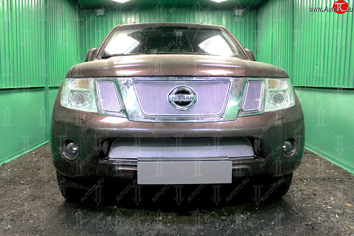 4 199 р. Защитная сетка в бампер (низ, ячейка 4х10 мм) Стрелка11 Премиум Nissan Navara 2 D40 рестайлинг (2010-2016) (Хром)  с доставкой в г. Кемерово