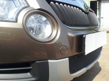 4 299 р. Защитная сетка в бампер (низ, ячейка 4х10 мм) Стрелка11 Премиум Skoda Yeti (2009-2013) (Чёрная)  с доставкой в г. Кемерово. Увеличить фотографию 2