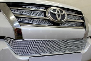 5 299 р. Защитная сетка в бампер (низ, ячейка 4х10 мм) Стрелка11 Премиум Toyota Fortuner AN160 дорестайлинг (2015-2020) (Хром)  с доставкой в г. Кемерово. Увеличить фотографию 2