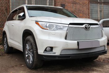 4 299 р. Защитная сетка в бампер (низ, ячейка 4х10 мм) Стрелка11 Премиум  Toyota Highlander  XU50 (2013-2017) дорестайлинг (Хром)  с доставкой в г. Кемерово. Увеличить фотографию 2