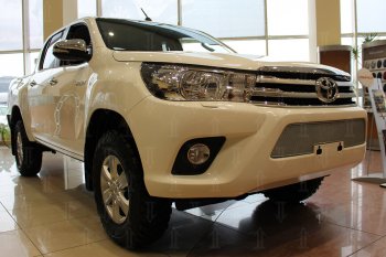 4 549 р. Защитная сетка в бампер (низ, ячейка 4х10 мм) Стрелка11 Премиум  Toyota Hilux  AN120 (2016-2020) дорестайлинг (Хром)  с доставкой в г. Кемерово. Увеличить фотографию 2