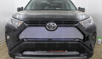 4 499 р. Защитная сетка в бампер (низ, ячейка 4х10 мм) Стрелка11 Премиум  Toyota RAV4  XA50 (2018-2025) 5 дв. дорестайлинг (Хром)  с доставкой в г. Кемерово. Увеличить фотографию 1