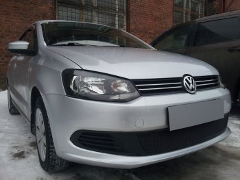 4 299 р. Защитная сетка в бампер (низ, ячейка 4х10 мм) Стрелка11 Премиум  Volkswagen Polo  5 (2009-2015) седан дорестайлинг (Чёрная)  с доставкой в г. Кемерово. Увеличить фотографию 2