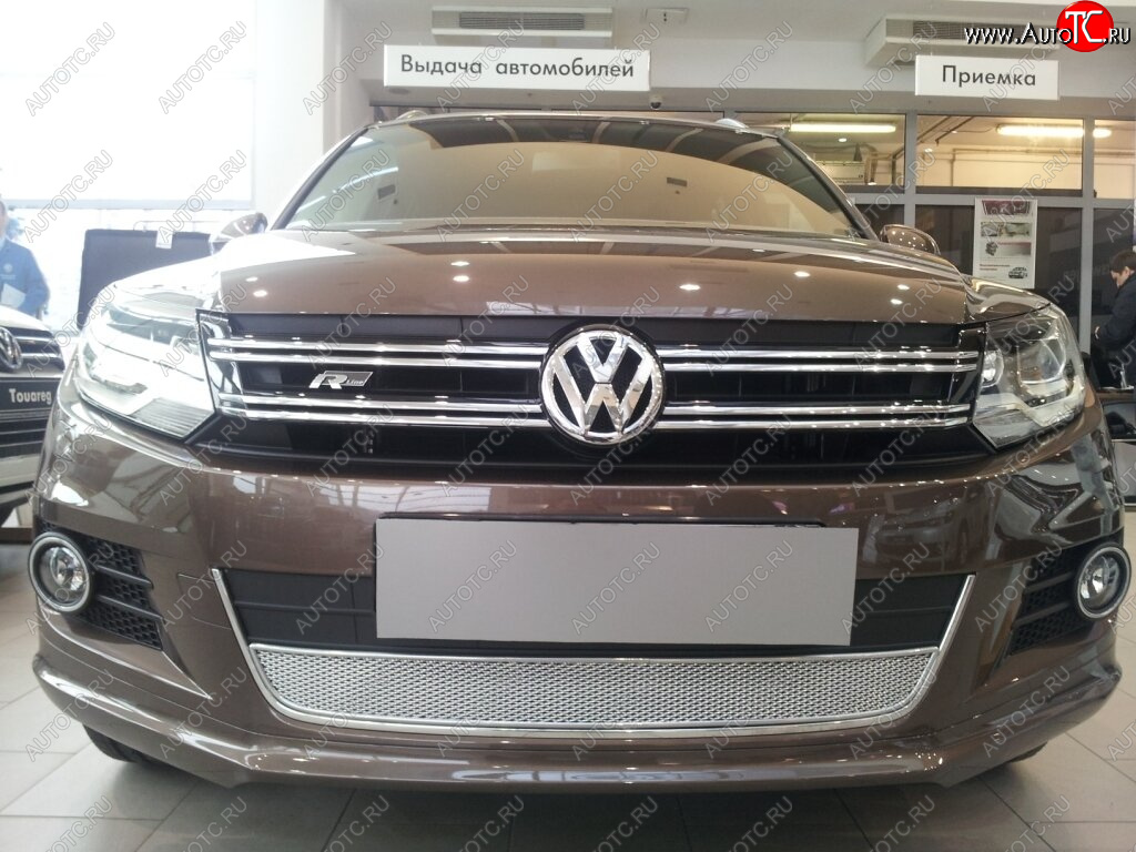 3 999 р. Защитная сетка в бампер (низ, ячейка 4х10 мм) Стрелка11 Премиум  Volkswagen Tiguan  NF (2011-2017) рестайлинг (Хром)  с доставкой в г. Кемерово