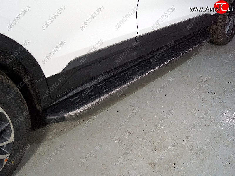 21 999 р. Пороги алюминиевые с пластиковой накладкой ТСС Тюнинг  Geely Coolray  SX11 (2018-2023) дорестайлинг (карбон серые)  с доставкой в г. Кемерово