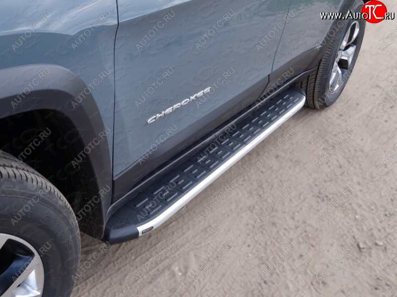 20 599 р. Пороги алюминиевые с пластиковой накладкой (Trailhawk) ТСС Тюнинг Jeep Cherokee KL дорестайлинг (2014-2017) (серый (алюминий))  с доставкой в г. Кемерово