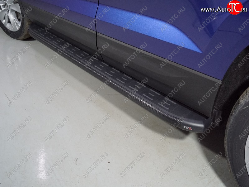 21 999 р. Пороги алюминиевые с пластиковой накладкой ТСС Тюнинг  Skoda Karoq  NU7 (2020-2025) рестайлинг (карбон черные)  с доставкой в г. Кемерово
