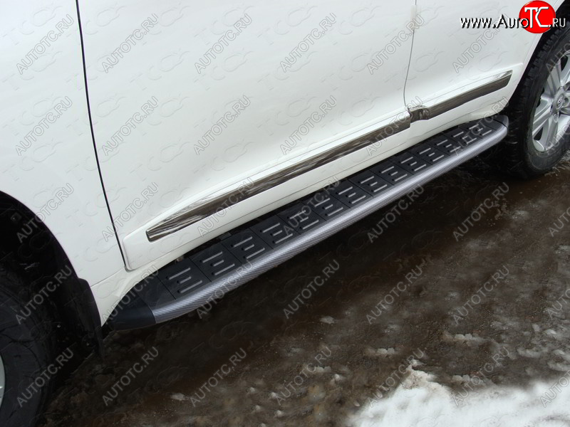 21 999 р. Пороги алюминиевые с пластиковой накладкой ТСС Тюнинг  Toyota Land Cruiser  200 (2015-2021) 2-ой рестайлинг (карбон черные)  с доставкой в г. Кемерово
