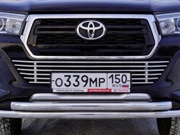 10 699 р. Нижняя декоративная вставка в бампер ТСС Тюнинг Toyota Hilux AN120 1-ый рестайлинг (2017-2020) (d 12 мм)  с доставкой в г. Кемерово. Увеличить фотографию 1