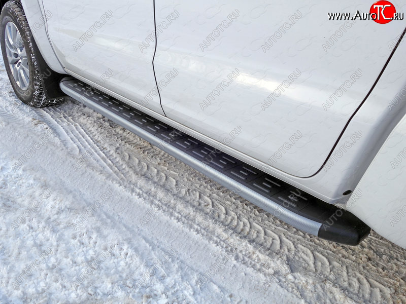 21 999 р. Пороги алюминиевые с пластиковой накладкой ТСС Тюнинг  Volkswagen Amarok (2016-2022) рестайлинг (карбон серые)  с доставкой в г. Кемерово