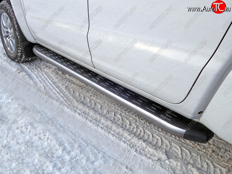 21 999 р. Пороги алюминиевые с пластиковой накладкой, ТСС Тюнинг  Volkswagen Amarok (2016-2022) рестайлинг (карбон серебро)  с доставкой в г. Кемерово