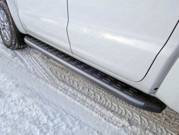 Пороги алюминиевые с пластиковой накладкой ТСС Тюнинг Volkswagen Amarok (2016-2022) рестайлинг (карбон черные)