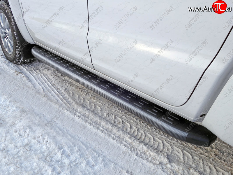 21 999 р. Пороги алюминиевые с пластиковой накладкой ТСС Тюнинг  Volkswagen Amarok (2016-2022) рестайлинг (карбон черные)  с доставкой в г. Кемерово