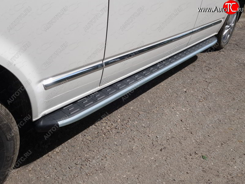 33 649 р. Пороги алюминиевые с пластиковой накладкой ТСС Тюнинг  Volkswagen Caravelle  T6 (2015-2019) дорестайлинг (карбон серые)  с доставкой в г. Кемерово