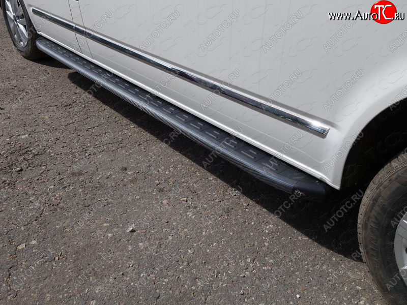 33 649 р. Пороги алюминиевые с пластиковой накладкой ТСС Тюнинг  Volkswagen Caravelle  T6 (2015-2019) дорестайлинг (карбон черные)  с доставкой в г. Кемерово