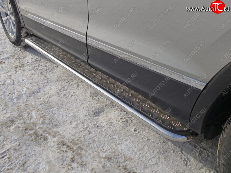 27 849 р. Пороги с площадкой 42,4 мм ТСС Тюнинг Volkswagen Tiguan Mk2 дорестайлинг (2016-2020) (серые)  с доставкой в г. Кемерово