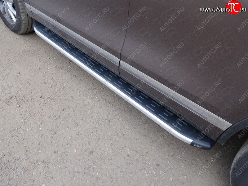 20 599 р. Пороги алюминиевые с пластиковой накладкой ТСС Тюнинг  Volkswagen Touareg  NF (2010-2014) дорестайлинг (серые)  с доставкой в г. Кемерово
