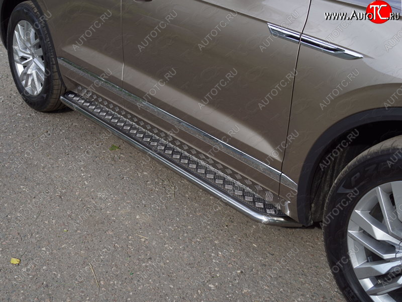 34 799 р. Пороги с площадкой 42,4 мм ТСС Тюнинг Volkswagen Touareg CR (2018-2025) (серые)  с доставкой в г. Кемерово