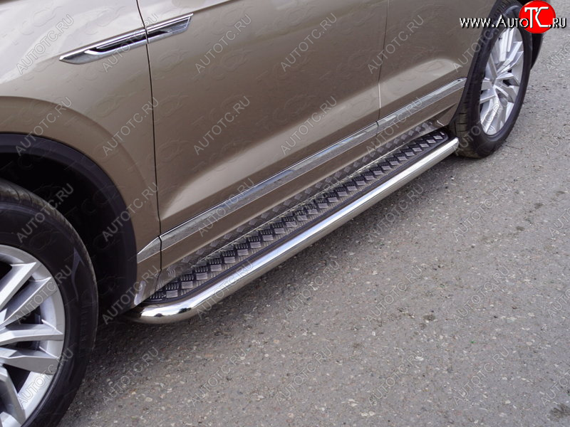 38 999 р. Пороги с площадкой 60,3 мм ТСС Тюнинг Volkswagen Touareg CR (2018-2025) (серые)  с доставкой в г. Кемерово