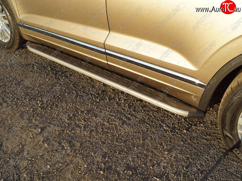 21 999 р. Пороги алюминиевые с пластиковой накладкой, ТСС Тюнинг  Volkswagen Touareg  CR (2018-2025) (карбон серебро)  с доставкой в г. Кемерово