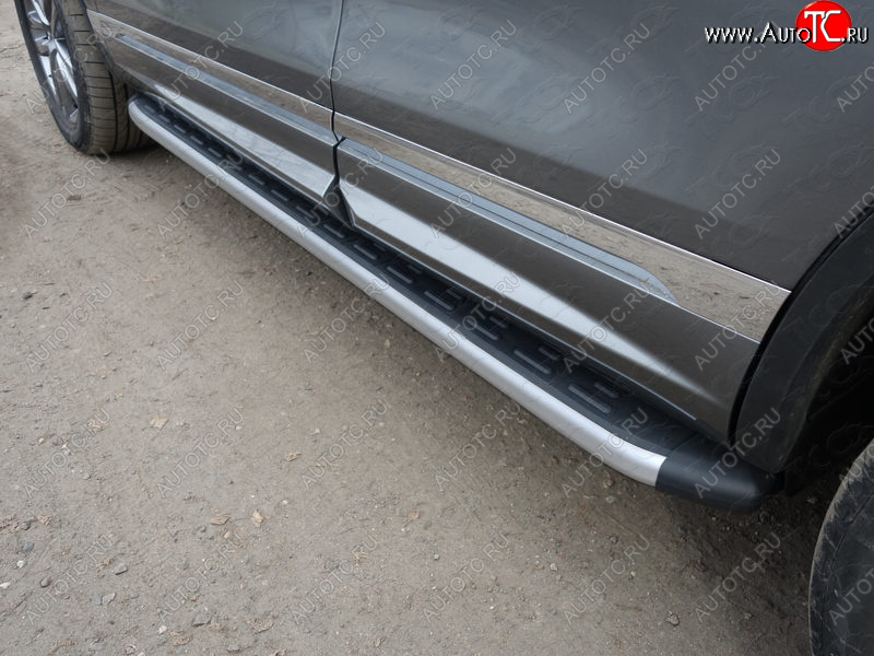 20 599 р. Пороги алюминиевые с пластиковой накладкой R-Line ТСС Тюнинг  Volkswagen Touareg  NF (2014-2018) рестайлинг (серые)  с доставкой в г. Кемерово