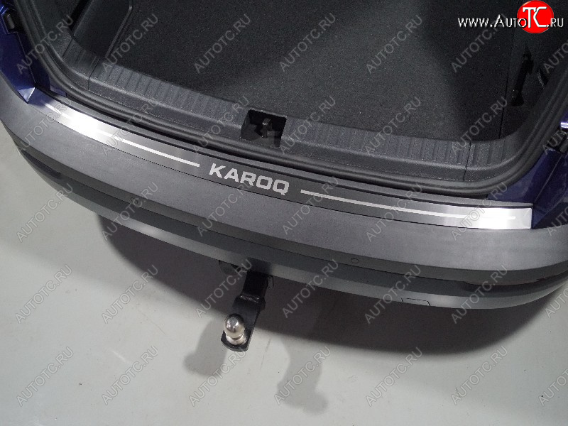 2 859 р. Накладка на задний бампер, ТСС Тюнинг  Skoda Karoq  NU7 (2020-2025) рестайлинг (лист шлифованный надпись Karoq)  с доставкой в г. Кемерово