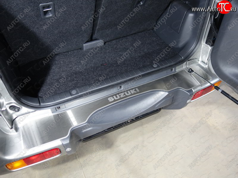 4 399 р. Накладка на задний бампер, ТСС Тюнинг  Suzuki Jimny  JB23/JB43 (2012-2018) 2-ой рестайлинг (лист шлифованный надпись Suzuki)  с доставкой в г. Кемерово