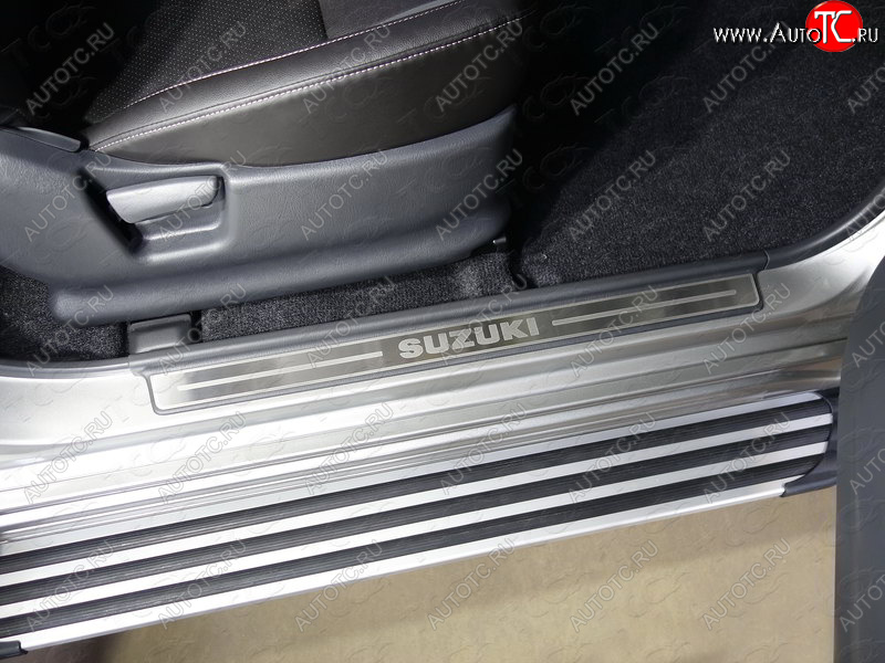 2 599 р. Накладки на пластиковые пороги, ТСС Тюнинг  Suzuki Jimny  JB23/JB43 (2012-2018) 2-ой рестайлинг (лист шлифованный надпись Suzuki)  с доставкой в г. Кемерово