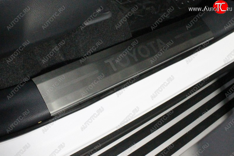 4 799 р. Накладки на пластиковые пороги ТСС Тюнинг  Toyota RAV4  XA50 (2018-2025) 5 дв. дорестайлинг (лист шлифованный надпись Toyota)  с доставкой в г. Кемерово