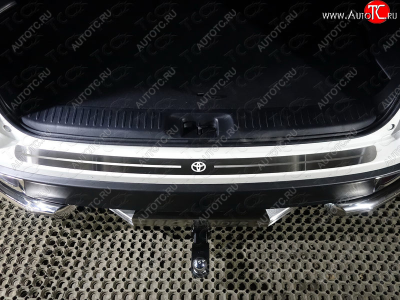 3 999 р. Накладка на задний бампер ТСС Тюнинг  Toyota Highlander  XU50 (2016-2020) рестайлинг (лист шлифованный логотип Toyota)  с доставкой в г. Кемерово