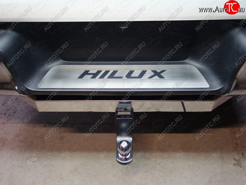 2 999 р. Накладка на задний бампер, ТСС Тюнинг  Toyota Hilux Revo (2015-2018) Double Cab дорестайлинг (лист шлифованный надпись HILUX)  с доставкой в г. Кемерово