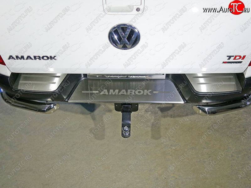 7 999 р. Накладки на задний бампер, ТСС Тюнинг  Volkswagen Amarok (2016-2022) рестайлинг (лист шлифованный надпись Amarok)  с доставкой в г. Кемерово