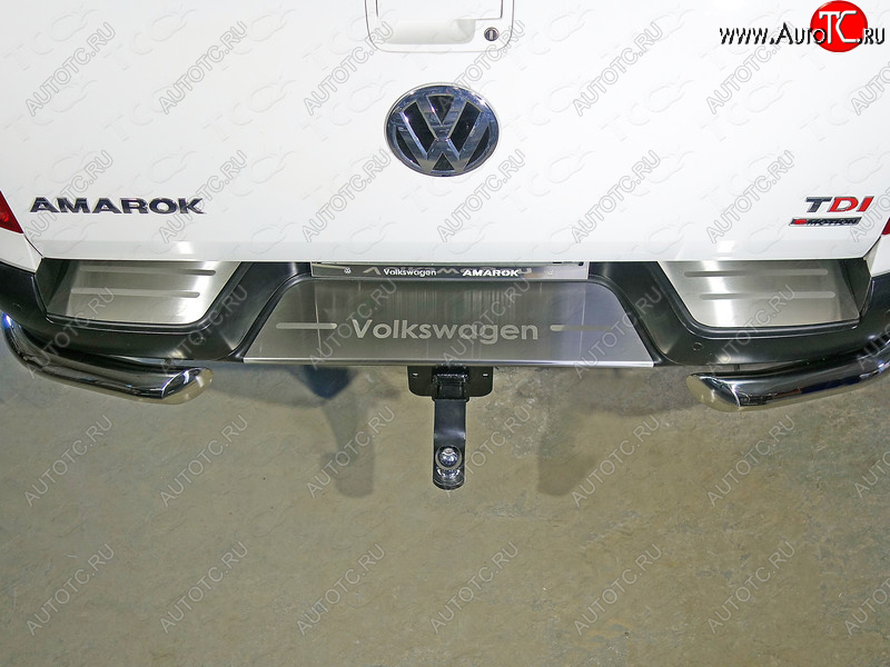 7 999 р. Накладки на задний бампер, ТСС Тюнинг  Volkswagen Amarok (2016-2022) рестайлинг (лист шлифованный надпись Volkswagen)  с доставкой в г. Кемерово