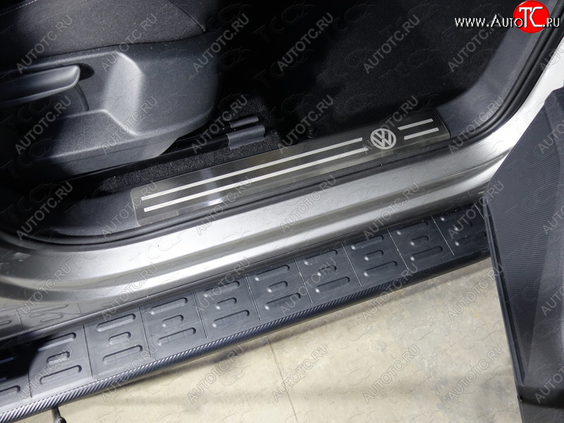 3 999 р. Накладки на пластиковые пороги, ТСС Тюнинг  Volkswagen Tiguan  Mk2 (2016-2020) дорестайлинг (лист шлифованный логотип VW)  с доставкой в г. Кемерово