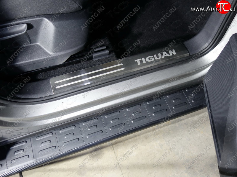 3 999 р. Накладки на пластиковые пороги, ТСС Тюнинг  Volkswagen Tiguan  Mk2 (2016-2022) дорестайлинг, рестайлинг (лист шлифованный надписьTiguan)  с доставкой в г. Кемерово
