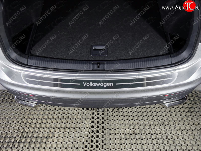 2 999 р. Накладка на задний бампер, ТСС Тюнинг  Volkswagen Tiguan  Mk2 (2016-2022) дорестайлинг, рестайлинг ( шлифованный надпись Volkswagen)  с доставкой в г. Кемерово