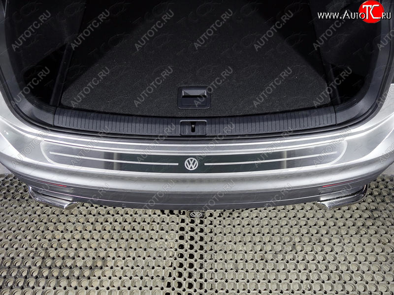 2 999 р. Накладка на задний бампер ТСС Тюнинг  Volkswagen Tiguan  Mk2 (2016-2020) дорестайлинг (лист шлифованный логотип VW)  с доставкой в г. Кемерово