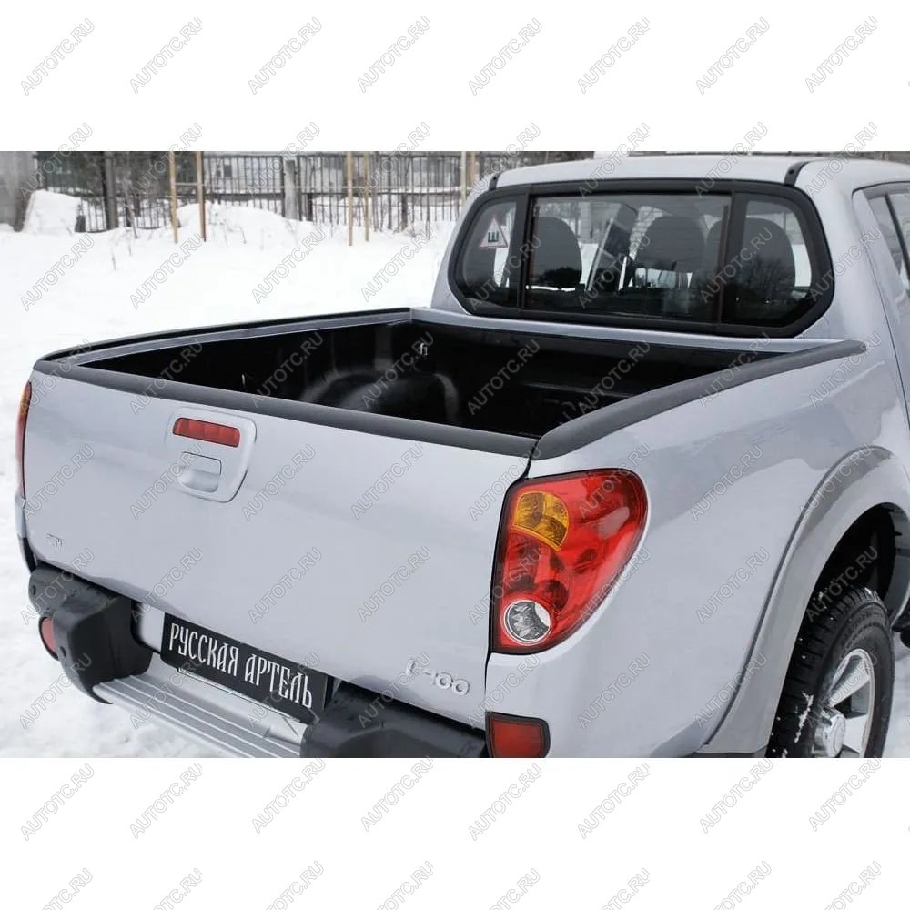 1 239 р. Накладка на задний откидной борт Русская Артель  Mitsubishi L200  4 (2006-2014)  дорестайлинг (без скотча)  с доставкой в г. Кемерово
