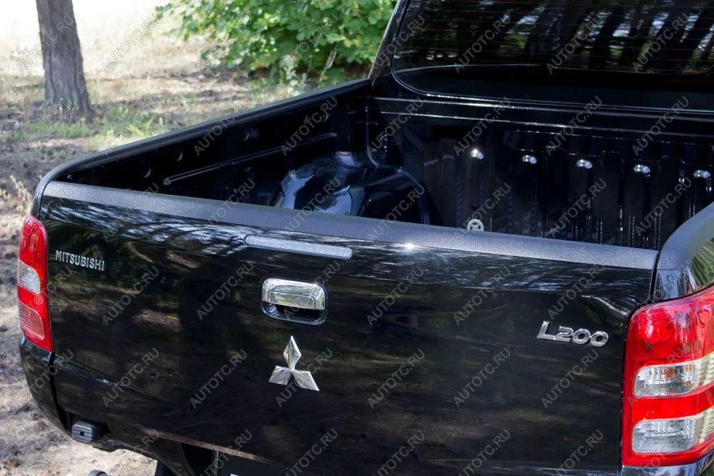 3 399 р. Накладка на задний откидной борт Русская Артель Mitsubishi L200 5 KK,KL дорестайлинг (2015-2019) (без скотча)  с доставкой в г. Кемерово