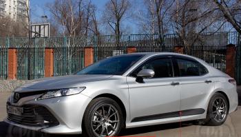 Молдинг двери передний левый широкий Русская Артель Toyota Camry  XV70 (2017-2021) дорестайлинг (глянец под покраску)
