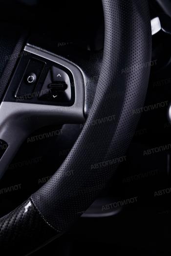 619 р. Оплетка на руль из кожи (37-39см, кожзам + карбон) Автопилот BLW-005 SSANGYONG Tivoli Grand 1 (2021-2025) (черный)  с доставкой в г. Кемерово. Увеличить фотографию 4
