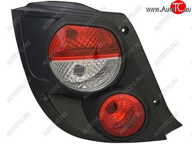 2 899 р. Задний левый (внешний, с черным ободком) фонарь BODYPARTS Chevrolet Aveo T300 хэтчбек (2011-2015)  с доставкой в г. Кемерово