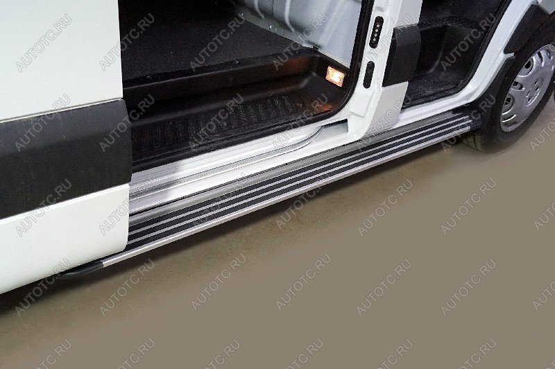16 549 р. Правый порог алюминиевый Slim line ТСС Тюнинг  Sollers Atlant (2022-2025) автобус, цельнометаллический фургон (Silver)  с доставкой в г. Кемерово