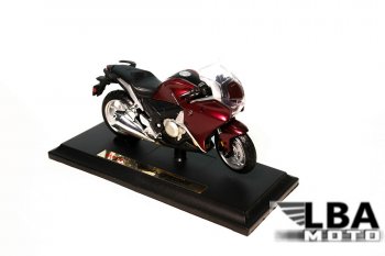 Модель мотоцикла Honda VFR1200F Бордового цвета масштаб 1 18  пм-00002236