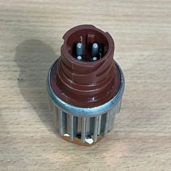 Датчик включения стоп сигналов SHACMAN X3000 VALMO VALMO VALMO dz93189582550