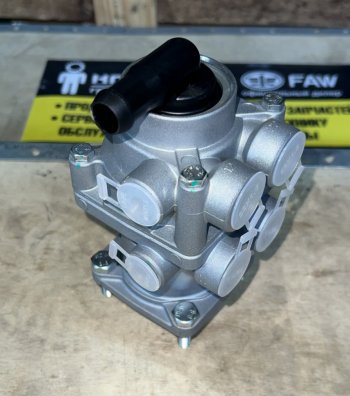 2 619 р. Кран тормозной главный HOWO WG9719360005 VALMO VALMO wg9719360005  с доставкой в г. Кемерово. Увеличить фотографию 2