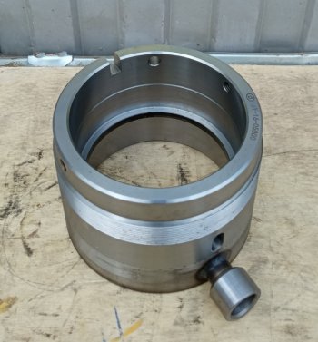 Крышка подшипника (обойма, гнездо) SD16 правая SHANTUI 16y-16-05000