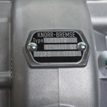 42 999 р. Компрессор ГАЗ-3414,УРАЛ-5557,63674 (1 цилиндровый) жид. охлаж. без шкива KNORR-BREMSE KNORR-BREMSE lk-3879  с доставкой в г. Кемерово. Увеличить фотографию 4
