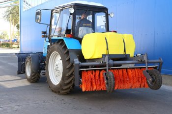 224 999 р. Щетка коммунальная МТЗ-80,82,1221,LOVOL-804 колеса 5.00х10, с баком для воды (500л) САЛЬСК Сальсксельмаш мк-7  с доставкой в г. Кемерово. Увеличить фотографию 1